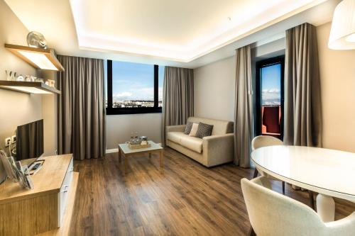 Suite amplia de 1 dormitorio con cama extragrande del hotel Holiday Inn Naples, An Ihg. Foto 4