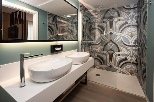 Suite con cama extragrande y sofá cama del hotel Holiday Inn Naples, An Ihg