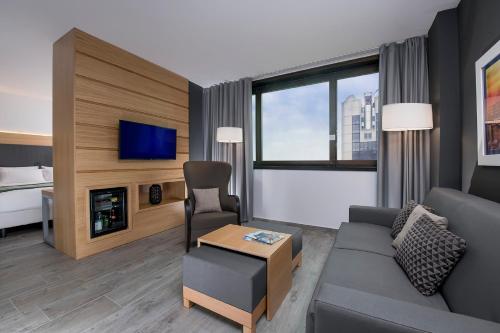Suite con cama extragrande y sofá cama del hotel Holiday Inn Naples, An Ihg. Foto 3