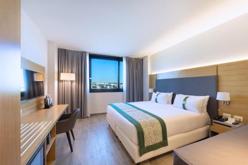 Habitación Premium con cama extragrande y sofá cama del hotel Holiday Inn Naples, An Ihg. Foto 1