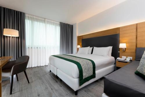Habitación Premium con cama extragrande y sofá cama del hotel Holiday Inn Naples, An Ihg. Foto 5