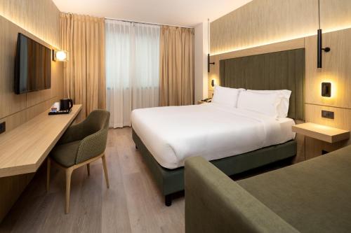 Habitación Premium con cama extragrande y sofá cama del hotel Holiday Inn Naples, An Ihg. Foto 6