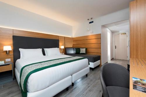 Habitación Premium con cama extragrande y sofá cama del hotel Holiday Inn Naples, An Ihg. Foto 7