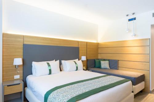 Habitación Premium con cama extragrande y sofá cama del hotel Holiday Inn Naples, An Ihg. Foto 8
