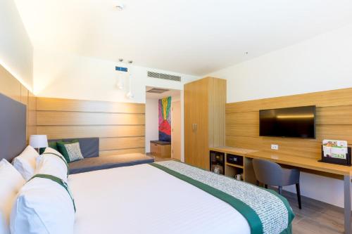 Habitación Premium con cama extragrande y sofá cama del hotel Holiday Inn Naples, An Ihg. Foto 9