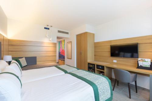Habitación Doble Premium con sofá cama - 2 camas del hotel Holiday Inn Naples, An Ihg. Foto 1