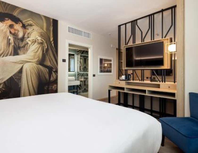 Suite con cama extragrande y sofá cama del hotel Holiday Inn Naples, An Ihg. Foto 4