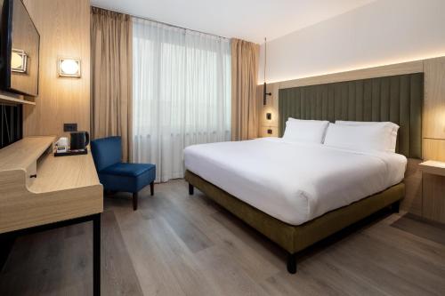 Suite con cama extragrande y sofá cama del hotel Holiday Inn Naples, An Ihg. Foto 4