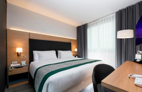 Suite con cama extragrande y sofá cama del hotel Holiday Inn Naples, An Ihg. Foto 1