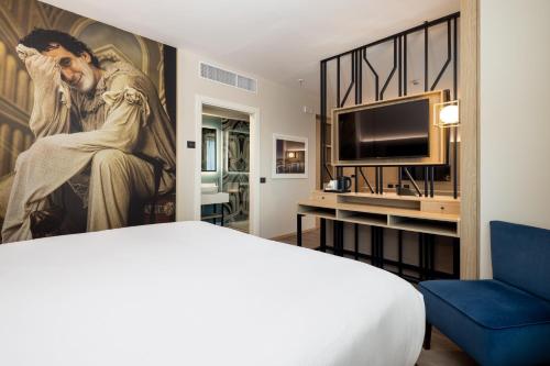Suite con cama extragrande y sofá cama del hotel Holiday Inn Naples, An Ihg. Foto 4