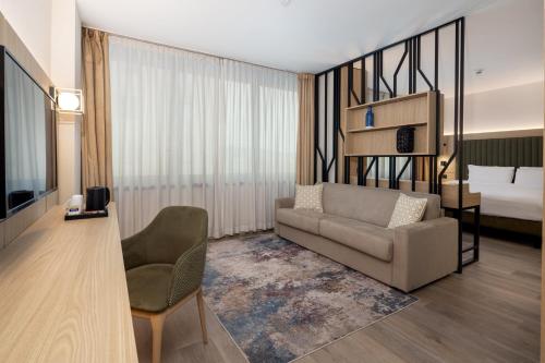 Suite con cama extragrande y sofá cama del hotel Holiday Inn Naples, An Ihg. Foto 7