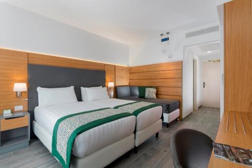 Habitación Doble Premium con sofá cama - 2 camas del hotel Holiday Inn Naples, An Ihg. Foto 3