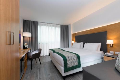 Habitación Doble Premium con sofá cama - 2 camas del hotel Holiday Inn Naples, An Ihg. Foto 4