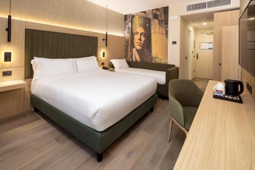 Habitación Premium con cama extragrande y sofá cama del hotel Holiday Inn Naples, An Ihg. Foto 10