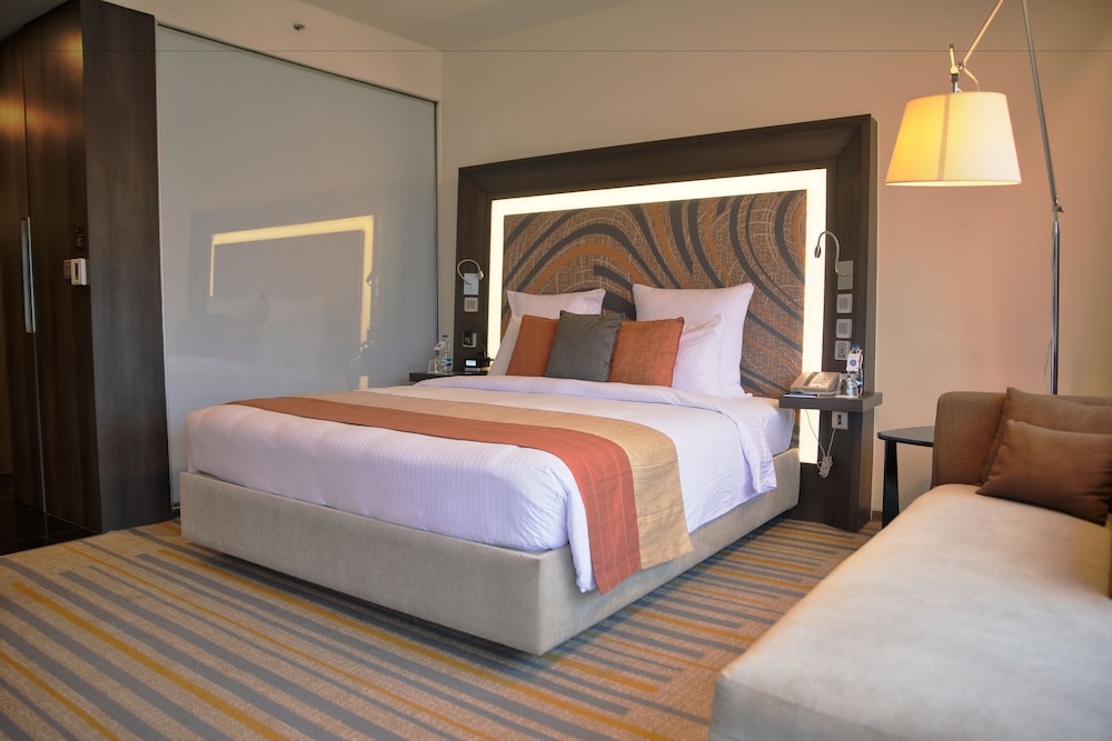 Habitación Superior con Cama King Size y WIFI del hotel Novotel Kolkata and Residences. Foto 1