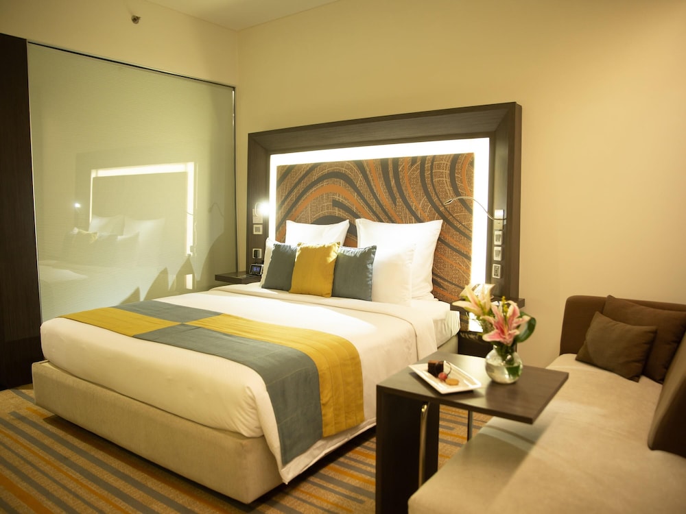 Habitación Superior con Cama King Size y WIFI del hotel Novotel Kolkata and Residences. Foto 4