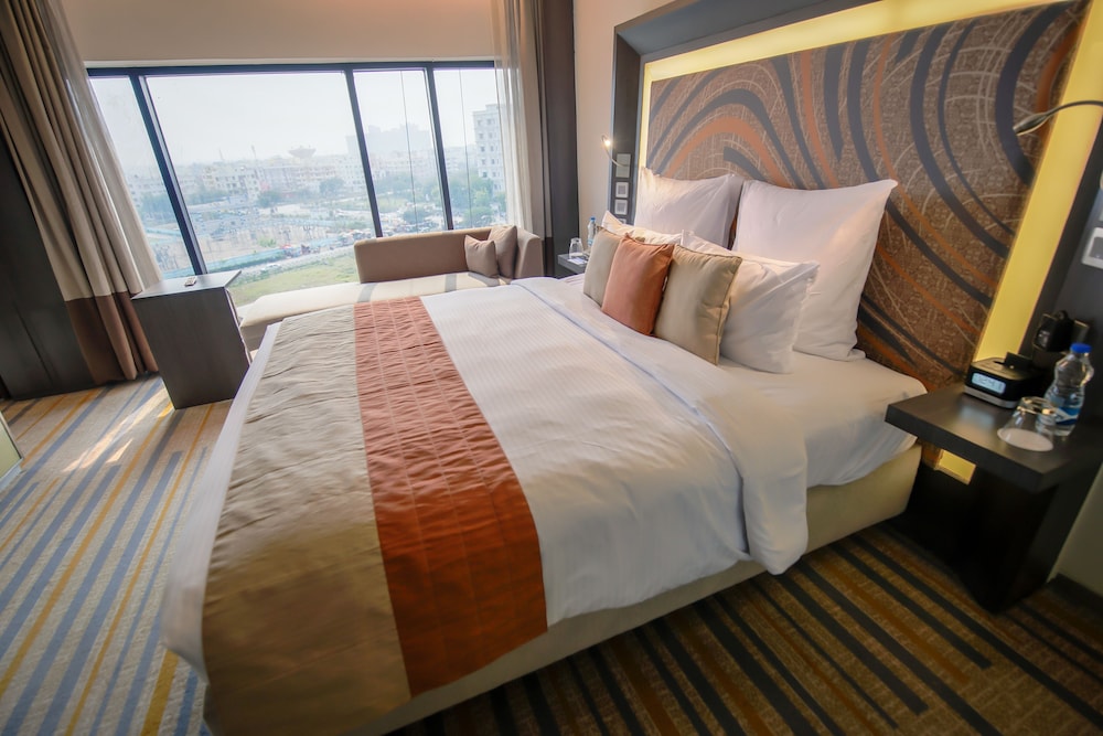 Habitación Superior con Cama King Size y WIFI del hotel Novotel Kolkata and Residences. Foto 8