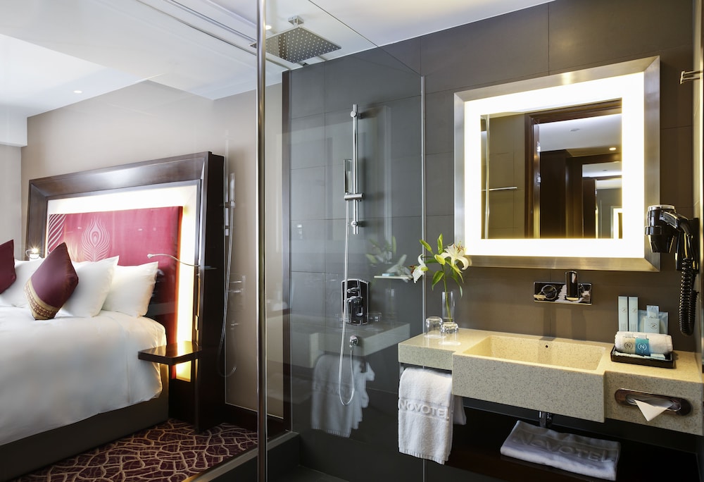 Habitación Superior con Cama King Size y WIFI del hotel Novotel Kolkata and Residences. Foto 9