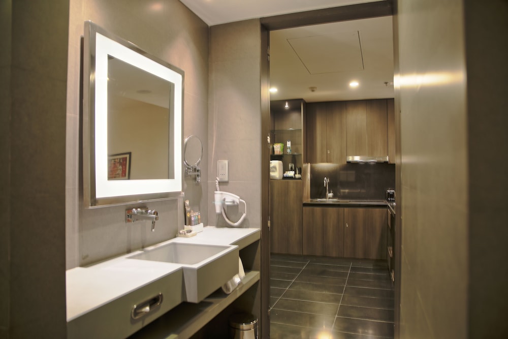 Habitación Premier con Cama King Size, Acceso al Salón Premier del hotel Novotel Kolkata and Residences. Foto 8