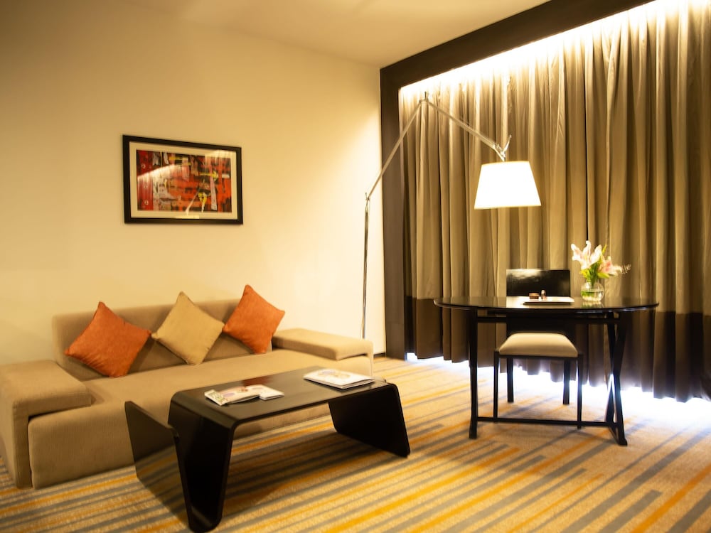 Suite, Acceso al Salón Premier, Traslados al aeropuerto del hotel Novotel Kolkata and Residences. Foto 5
