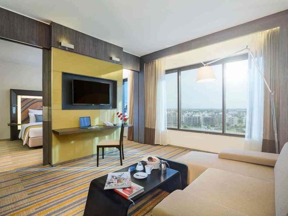 Suite, Acceso al Salón Premier, Traslados al aeropuerto del hotel Novotel Kolkata and Residences. Foto 10