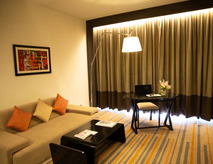 Apartamento Vista Piscina 1 habitación con salón Premium Con Vistas 1 Cama doble kitchenette del hotel Novotel Kolkata and Residences