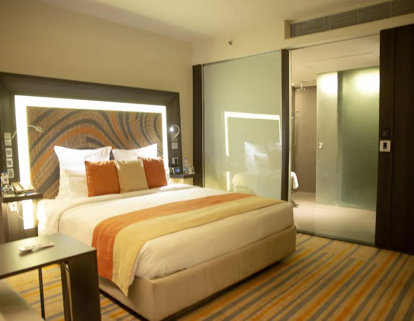 Apartamento Vista Piscina 1 habitación con salón Premium Con Vistas 1 Cama doble kitchenette del hotel Novotel Kolkata and Residences. Foto 4
