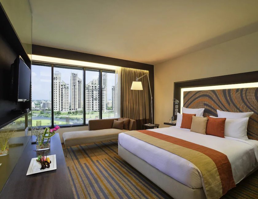 Apartamento Vista Piscina 1 habitación con salón Premium Con Vistas 1 Cama doble kitchenette del hotel Novotel Kolkata and Residences. Foto 6