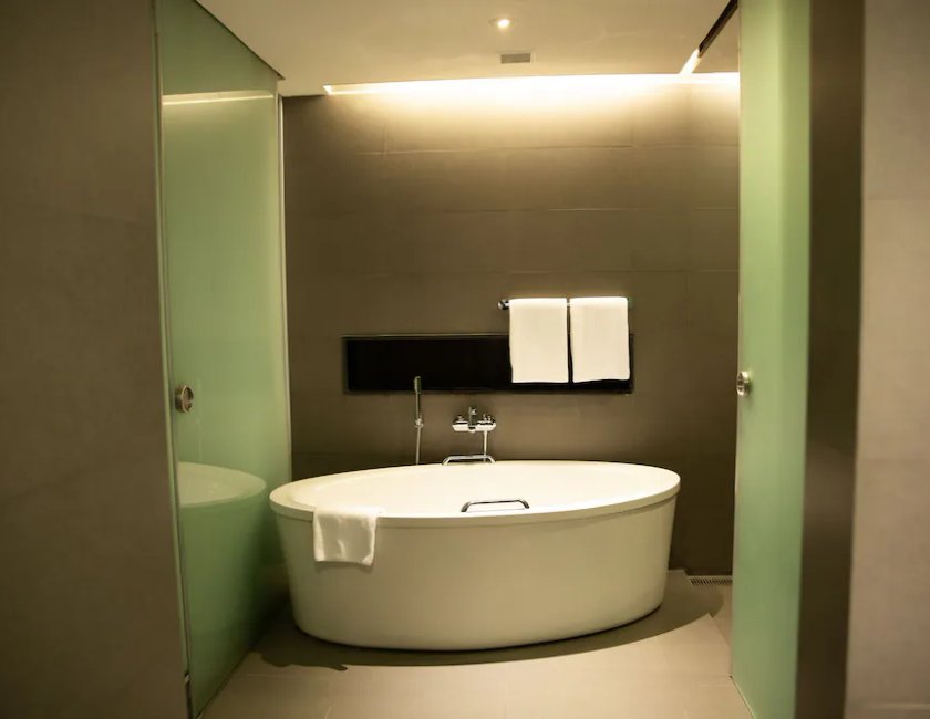 Apartamento Vista Piscina 1 habitación con salón Premium Con Vistas 1 Cama doble kitchenette del hotel Novotel Kolkata and Residences. Foto 12