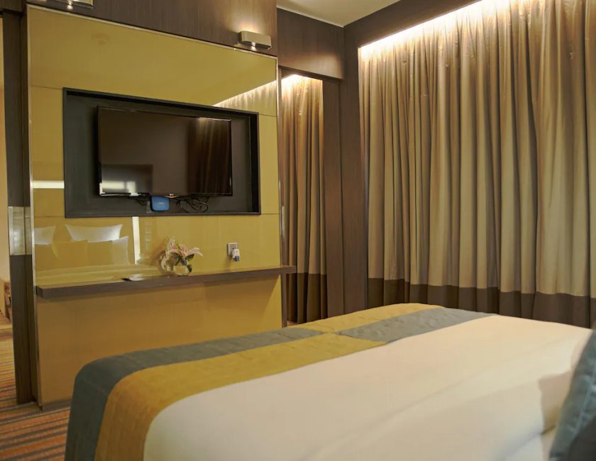 Suite Vista Piscina 1 Cama king con salón Club Premier Con Vistas del hotel Novotel Kolkata and Residences. Foto 8