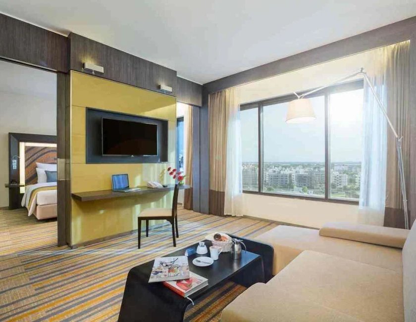 Suite Vista Piscina 1 Cama king con salón Club Premier Con Vistas del hotel Novotel Kolkata and Residences. Foto 10