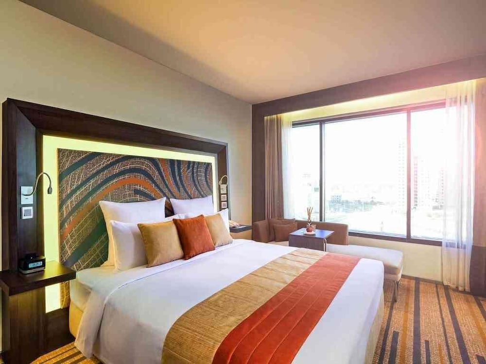 Habitación Superior con Cama King Size y WIFI del hotel Novotel Kolkata and Residences. Foto 9