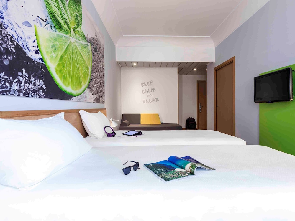 Habitación Standard con 3 camas individuales del hotel Ibis Styles Napoli Garibaldi. Foto 1