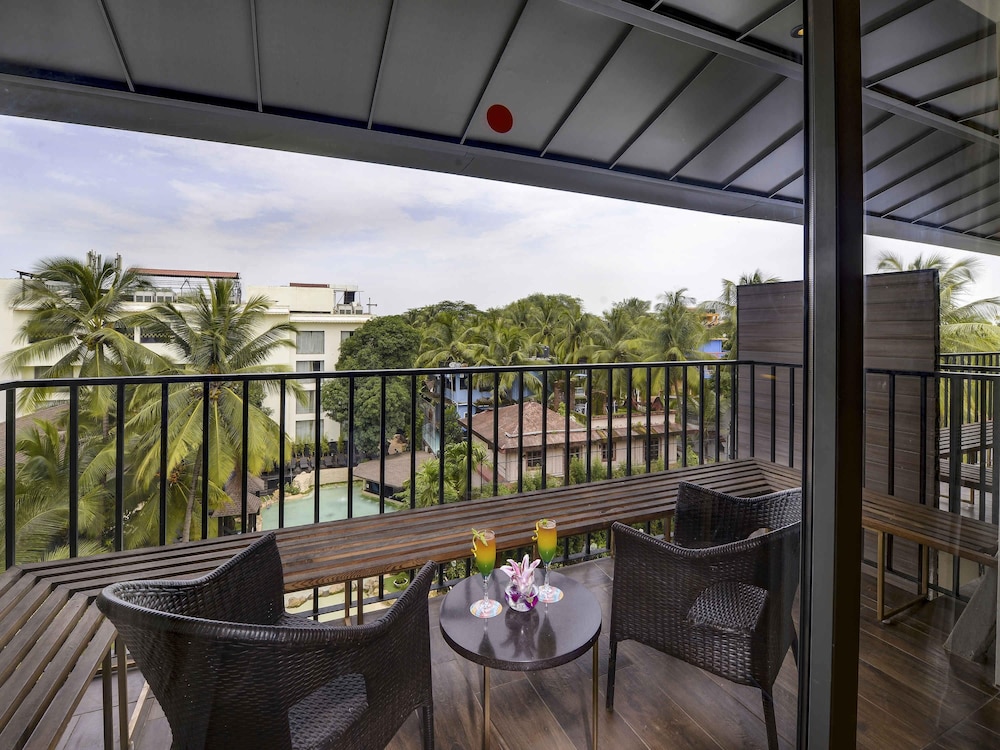 Luxury King con vistas a la piscina del hotel Novotel Goa Candolim. Foto 2