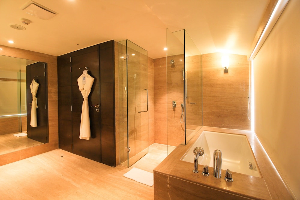 Suite Elegance, 15% de descuento en comida y spa del hotel Novotel Goa Candolim. Foto 7
