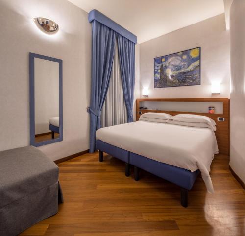 Habitación doble Superior 1 Cama king 1 Cama Individual del hotel Best Western Plaza. Foto 5