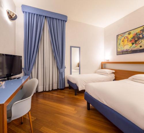 Habitación doble Superior 1 Cama king 1 Cama Individual del hotel Best Western Plaza. Foto 7