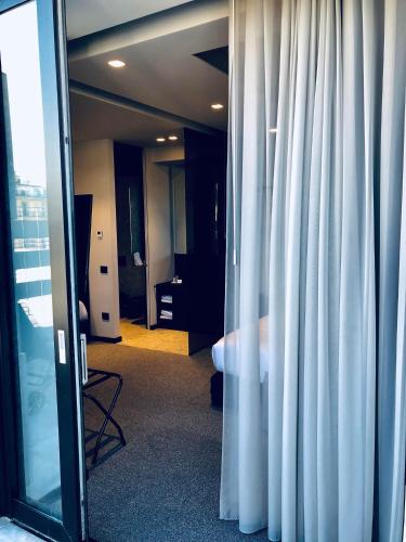 Suite Junior con terraza - Cama extragrande y cama grande del hotel Best Western Plaza. Foto 4