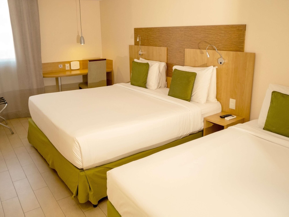 Habitacion Standard con 1 cama doble y 1 cama individual del hotel Mercure Maceio Pajucara. Foto 1