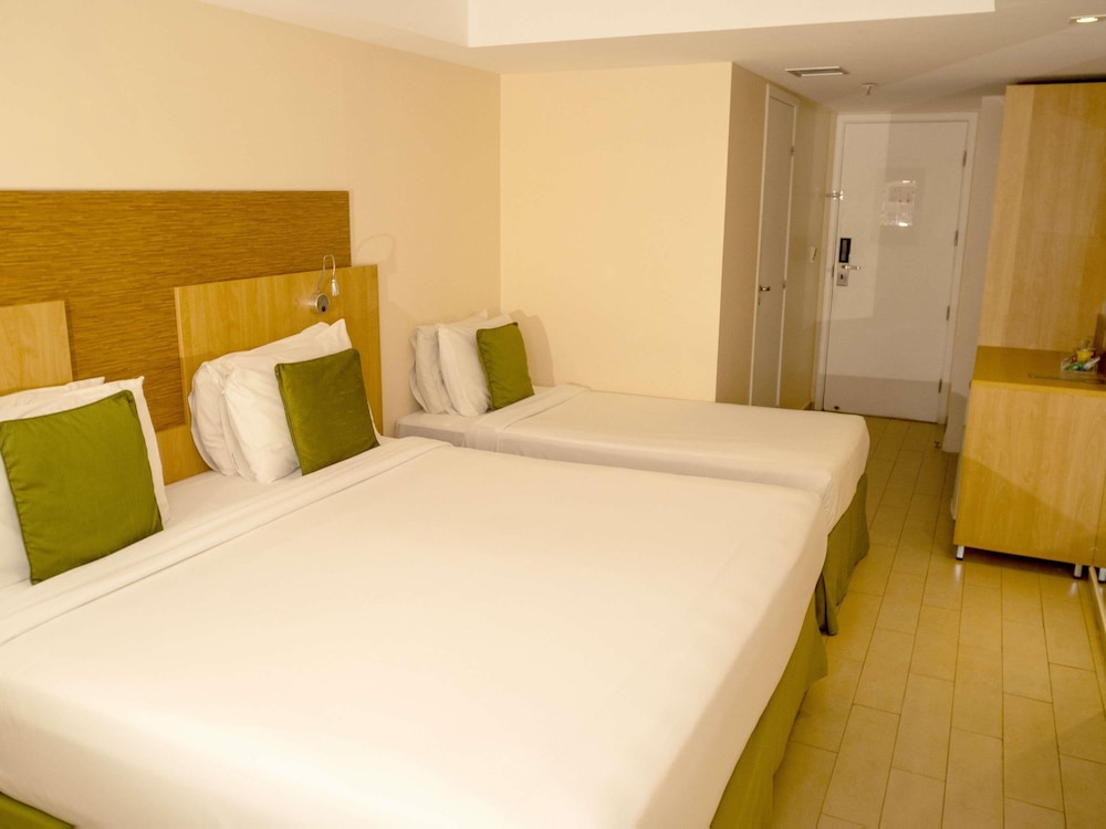 Habitacion Standard con 1 cama doble y 1 cama individual del hotel Mercure Maceio Pajucara. Foto 3