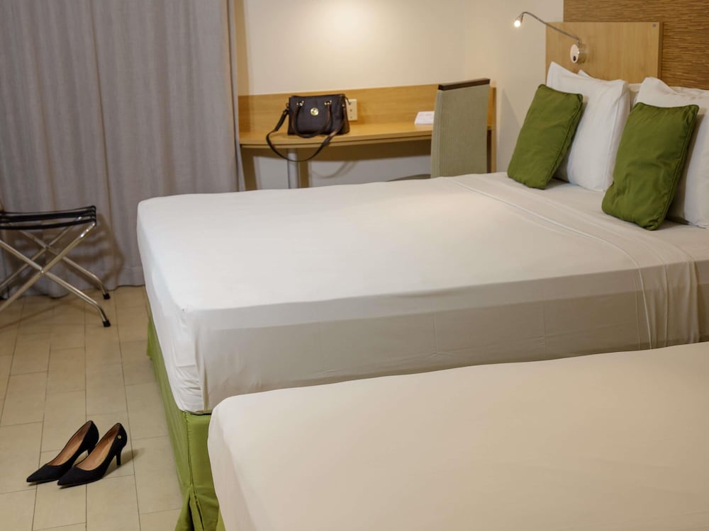 Habitacion Standard con 1 cama doble y 1 cama individual del hotel Mercure Maceio Pajucara. Foto 4