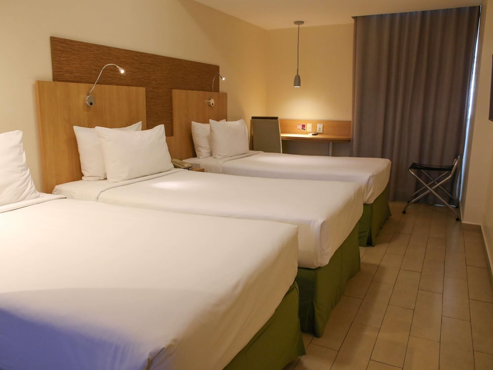 Habitación Standard con 3 camas individuales del hotel Mercure Maceio Pajucara. Foto 4