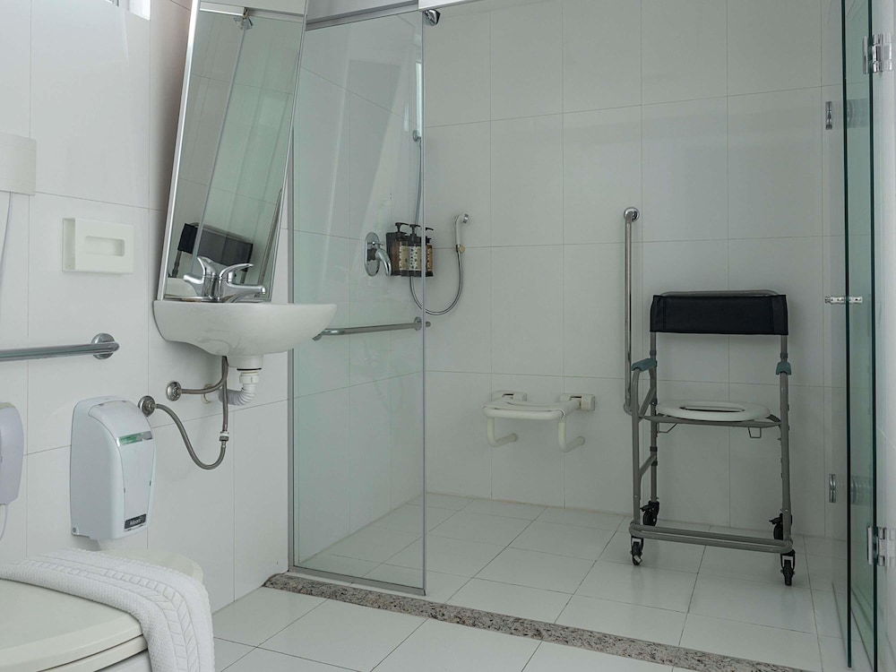 HABITACIÓN STANDARD ADAPTADA CON 1 CAMA DOBLE del hotel Mercure Maceio Pajucara. Foto 5