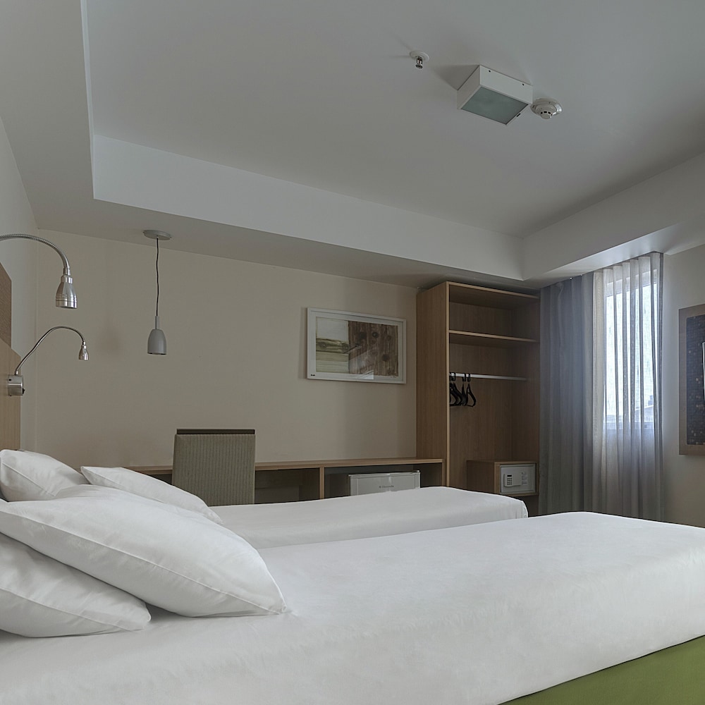 Habitación Standard adaptada con 2 camas individuales del hotel Mercure Maceio Pajucara. Foto 1