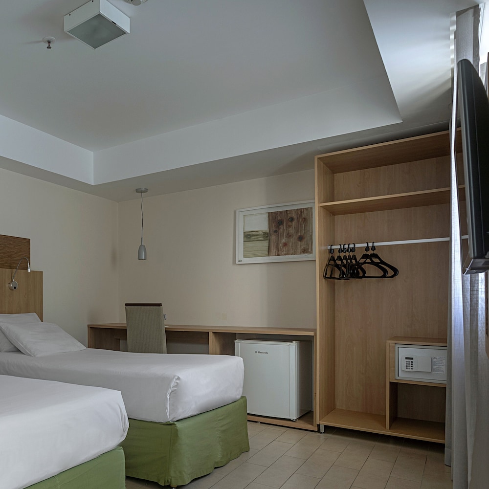 Habitación Standard adaptada con 2 camas individuales del hotel Mercure Maceio Pajucara. Foto 2
