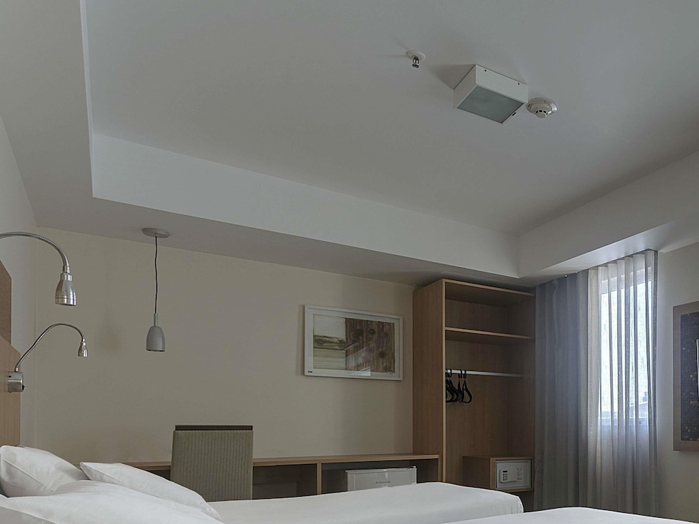 Habitación Standard adaptada con 2 camas individuales del hotel Mercure Maceio Pajucara. Foto 3