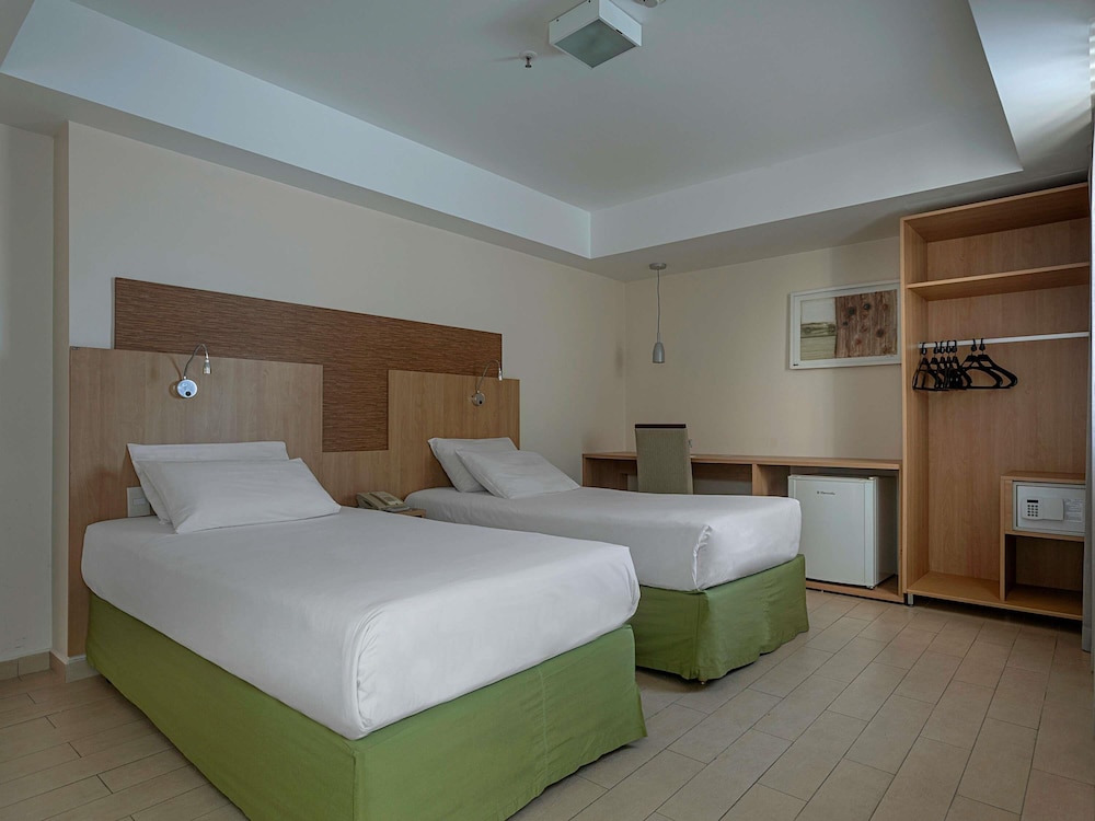Habitación Standard adaptada con 2 camas individuales del hotel Mercure Maceio Pajucara. Foto 4