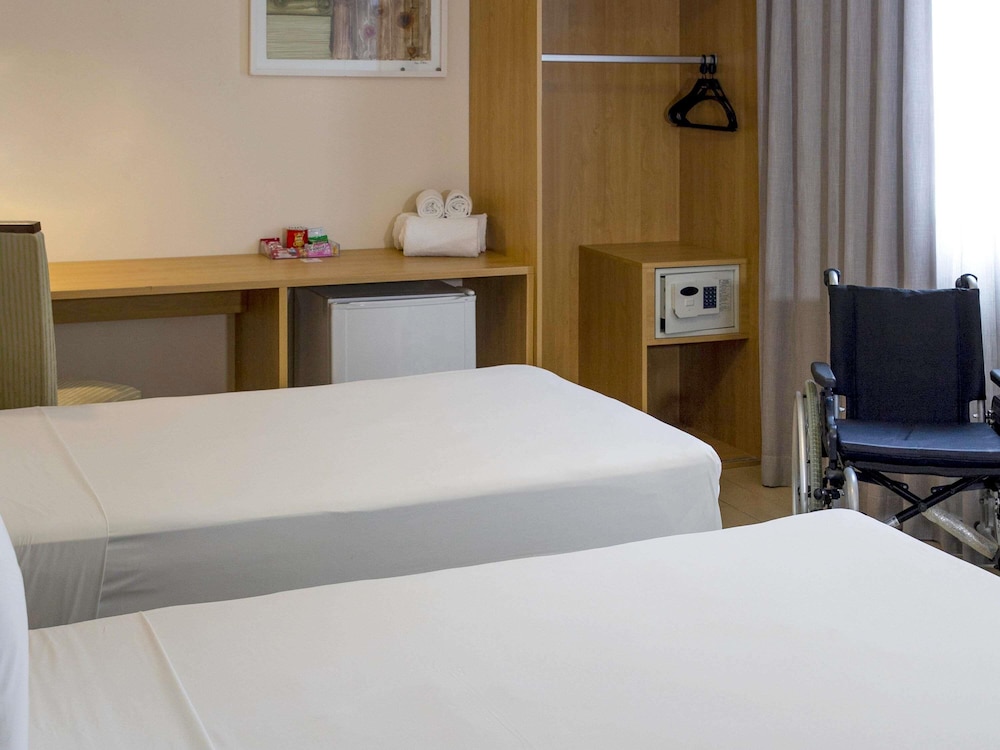 Habitación Standard adaptada con 2 camas individuales del hotel Mercure Maceio Pajucara. Foto 7