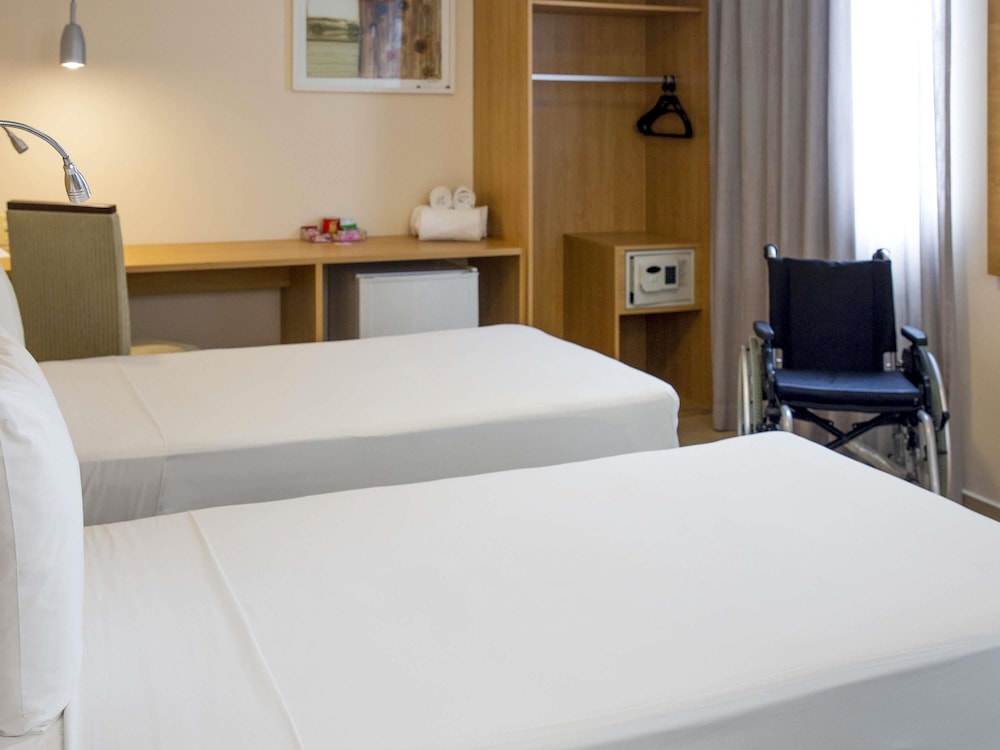Habitación Standard adaptada con 2 camas individuales del hotel Mercure Maceio Pajucara. Foto 8