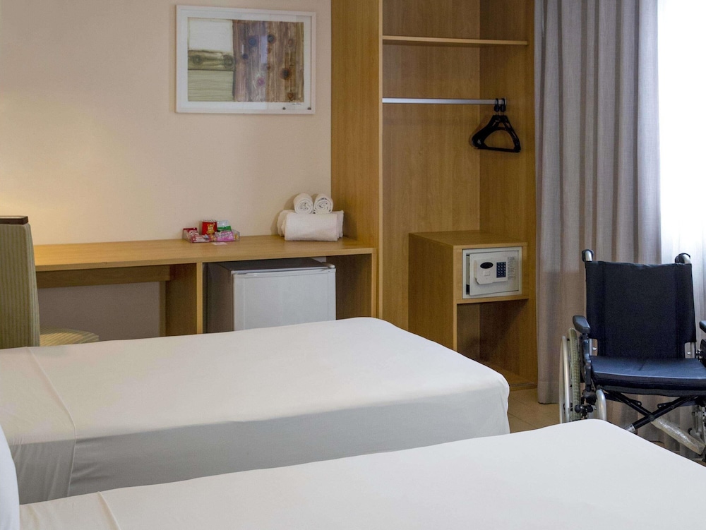 Habitación Standard adaptada con 2 camas individuales del hotel Mercure Maceio Pajucara. Foto 9